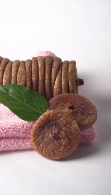 Beyaz arka planda taze incir ya da Anjeer meyvesi. Sağlıklı vegan, gıda konsepti, organik kuru meyve.