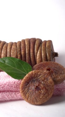 Beyaz arka planda taze incir ya da Anjeer meyvesi. Sağlıklı vegan, gıda konsepti, organik kuru meyve.