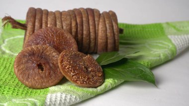 Beyaz arka planda taze incir ya da Anjeer meyvesi. Sağlıklı vegan, gıda konsepti, organik kuru meyve.