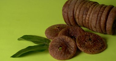Yeşil arka planda taze incir ya da Anjeer meyvesi. Sağlıklı vegan, gıda konsepti, organik kuru meyve.