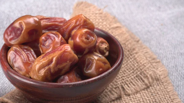 Dates Wooden Bowl Background Dried Date Fruits Closeup Shot — Stockfoto