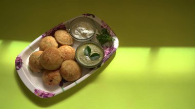 Lezzetli Hint atıştırmalıkları Punugulu yeşil Chutney sosuyla servis edilir. 