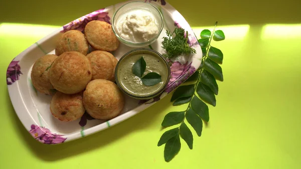 Delicious Indian Snacks Punugulu Served Plate Green Chutney Sauce — Stockfoto