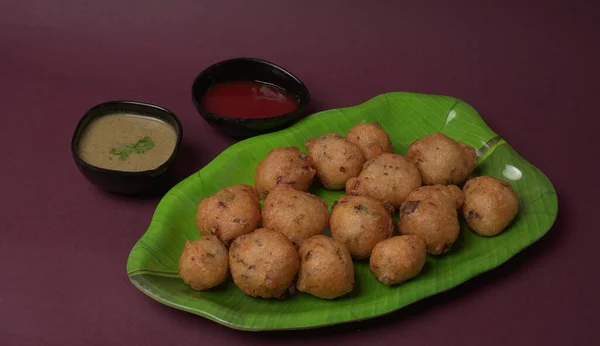 Deliciosos Aperitivos Indios Punugulu Servido Plato Con Tomate Salsas Verdes — Foto de Stock