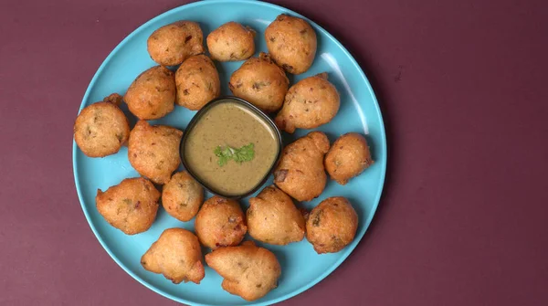 Вкусные Индийские Закуски Punugulu Подается Тарелке Зеленым Соусом Чатни — стоковое фото