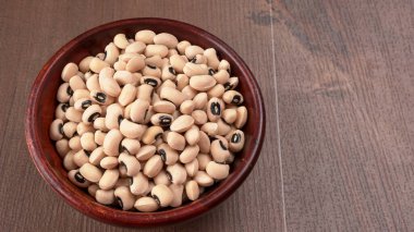 Bir kase pişmemiş bezelye. Sağlıklı gıda kavramı.