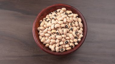 Bir kase pişmemiş bezelye. Sağlıklı gıda kavramı.