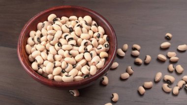 Bir kase pişmemiş bezelye. Sağlıklı gıda kavramı.