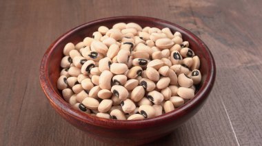 Bir kase pişmemiş bezelye. Sağlıklı gıda kavramı.