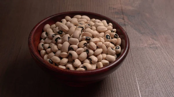一碗未煮熟的黑眼豌豆 健康食品概念 — 图库照片