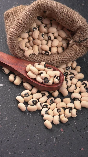 Kacang Mata Hitam Yang Belum Dimasak Dengan Sendok Kayu Konsep — Stok Foto