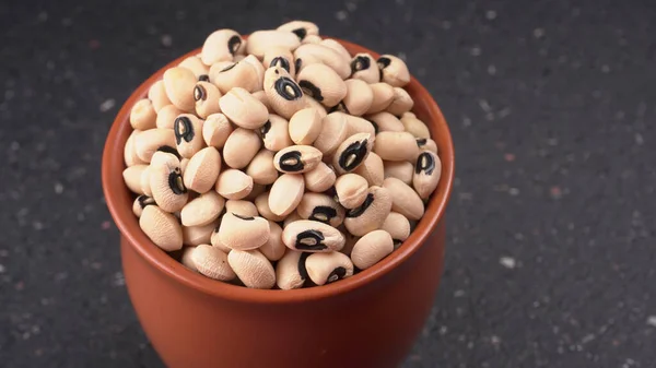 Bir kase pişmemiş bezelye. Sağlıklı gıda kavramı.