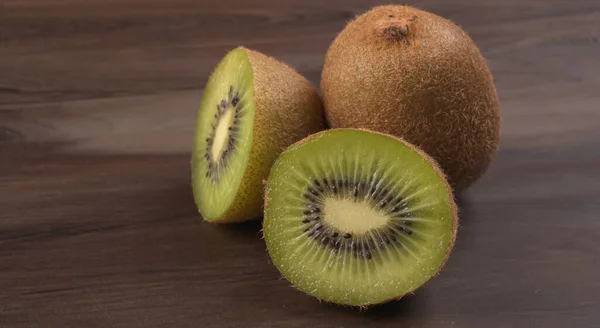 Frutos Kiwi Sobre Fondo Madera Con Espacio Para Copiar Concepto — Foto de Stock