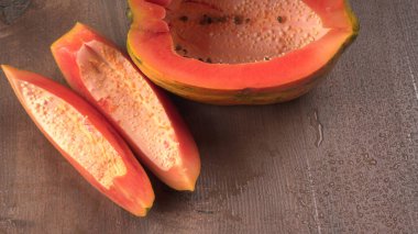 Tahta zemin üzerinde dilimlenmiş balkabağı manzarası