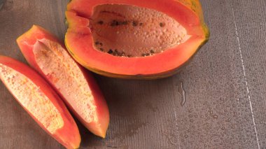 Tahta zemin üzerinde dilimlenmiş balkabağı manzarası