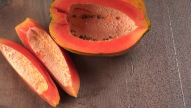 Tahta zemin üzerinde dilimlenmiş balkabağı manzarası