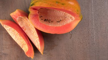 Tahta zemin üzerinde dilimlenmiş balkabağı manzarası