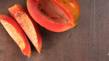 Tahta zemin üzerinde dilimlenmiş balkabağı manzarası