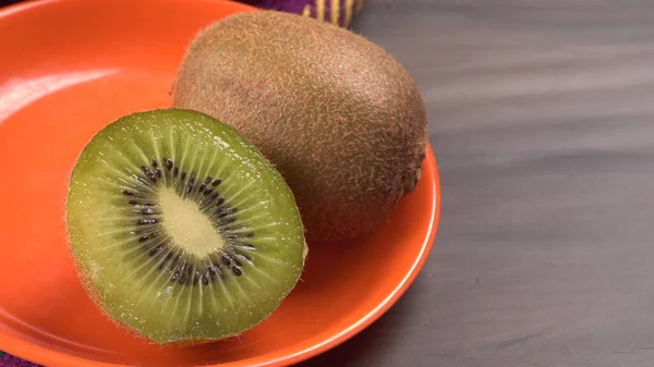 Kiwi Fructe Farfurie Fundal Din Lemn Spațiu Copiere Conceptul Alimente — Fotografie, imagine de stoc