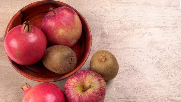 Kiwi Apple Pomegranate Wooden Background Copy Space Concept Healthy Food — Fotografia de Stock