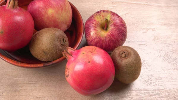 Kiwi Manzana Granada Sobre Fondo Madera Con Espacio Para Copiar — Foto de Stock