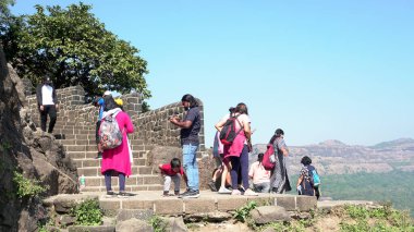 INDIA - 25 ARALIK 2021: Turistler ve yerliler eski bir Hint kalesinde turneye çıktılar