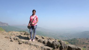 INDIA - 25 Aralık 2021 Eski bir Hint kalesinde fotoğraf çektirmek için poz veren genç Hintli kadın