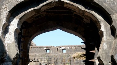 Antik kalenin penceresi, gündüz görüşü 