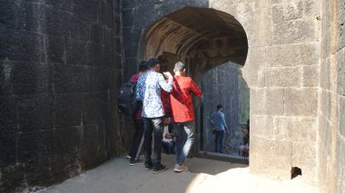 INDIA - 25 ARALIK 2021: Turistler ve yerliler eski bir Hint kalesinde turneye çıktılar