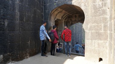 INDIA - 25 ARALIK 2021: Turistler ve yerliler eski bir Hint kalesinde turneye çıktılar