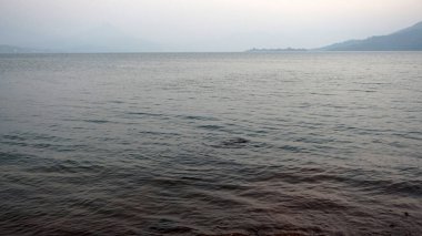 Gündüz vakti Stony Bank 'ta nehirde dalgalar