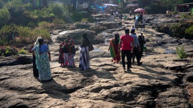 Pune, Maharashtra, Hindistan - 25 Aralık 2021: Kalabalık Mulshi Barajı, Pune 'dan güzel bir muson kaçamağı Tamhini Ghat, Maharashtra, Hindistan