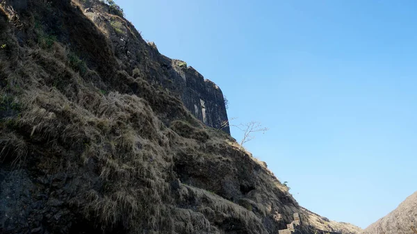 山の中の古代の要塞 昼間の景色 — ストック写真