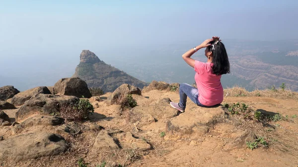 India Červen 2021 Mladá Žena Sedící Dne Horách — Stock fotografie