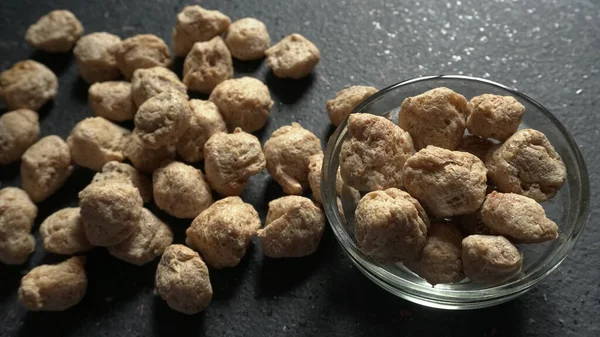Bowl Raw Soya Chunks Dark Background Healthy Nutritious Soybean Meat — Fotografia de Stock