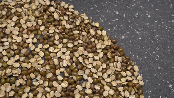 調理されていない黒い目のエンドウ豆の山 健康食品の概念 — ストック写真