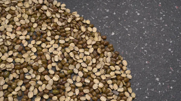 調理されていない黒い目のエンドウ豆の山 健康食品の概念 — ストック写真