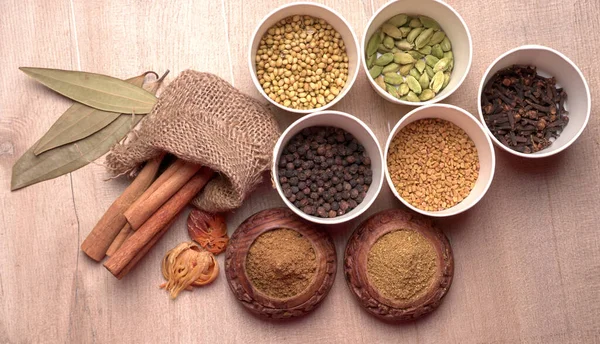 Indische Gewürze Und Kräuter Auf Holzgrund Lebensmittel Und Zutaten Der — Stockfoto