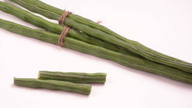 Yakın çekim, soyulmuş bagetlerden birkaçı. Beyaz arka planda izole edilmiş sağlıklı sebzeler. 