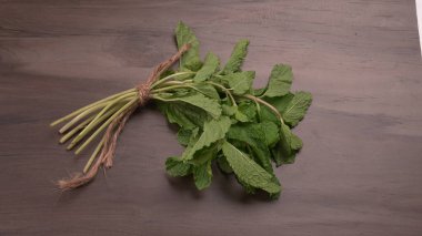 Ahşap arka planda taze yeşil nane yaprakları. Sağlıklı beslenme.
