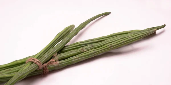 Yakın çekim, soyulmuş bagetlerden birkaçı. Beyaz arka planda izole edilmiş sağlıklı sebzeler. 