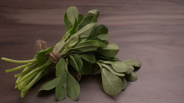Świeże Zielone Liście Szczawiu Drewnianym Tle Pojęcie Zdrowej Diety — Zdjęcie stockowe