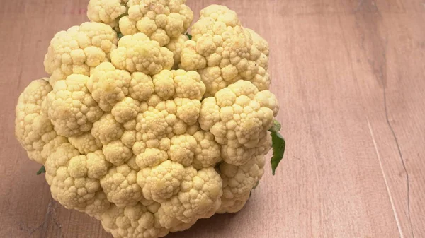 Primer Plano Coliflor Cruda Sobre Tablones Madera Fondo — Foto de Stock