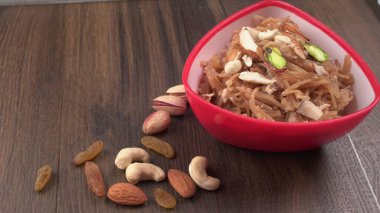 Bowl fo Bombay mix 'i veya Chanachur veya Chiwda veya Farsan Hindistan' ın popüler çay saatleri yemekleri.