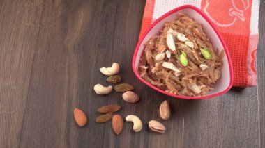 Bowl fo Bombay mix 'i veya Chanachur veya Chiwda veya Farsan Hindistan' ın popüler çay saatleri yemekleri.