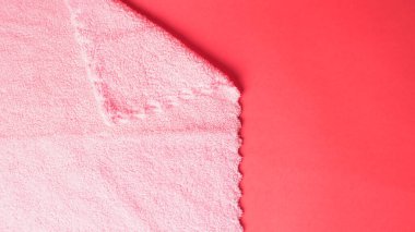 Kırmızı üzerine pembe bez, yakın plan, soyut arkaplan 