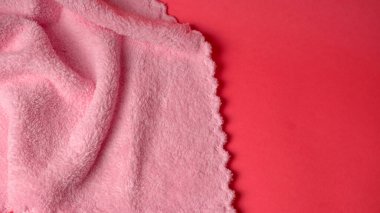 Kırmızı üzerine pembe bez, yakın plan, soyut arkaplan 