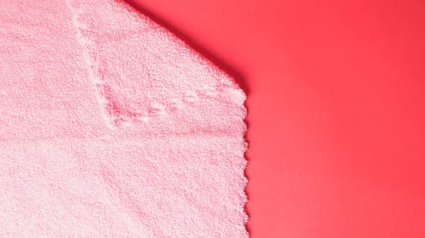 Kırmızı üzerine pembe bez, yakın plan, soyut arkaplan 