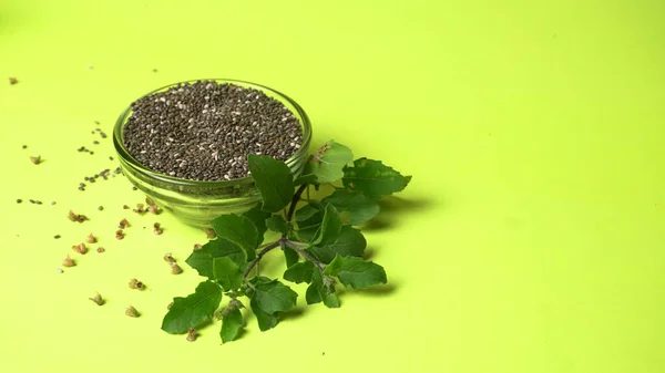 Egy Tál Fekete Szezámmag Zöld Levelekkel Egészséges Élelmiszer Koncepció — Stock Fotó