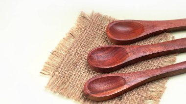 Masanın üzerindeki tahta kaşıkları kapatın.